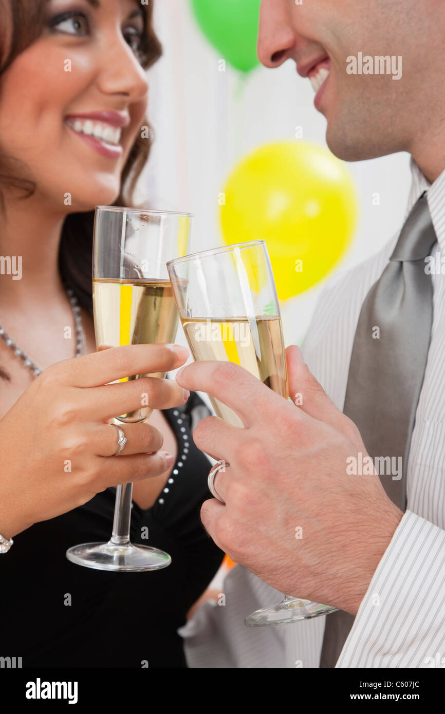 États-unis, Illinois, Metamora, Close-up of couple toasting at New Year's Eve party Banque D'Images