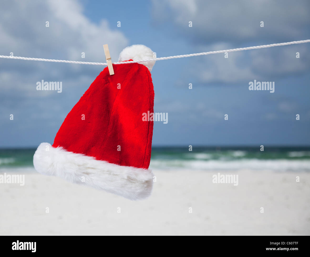 USA, Floride, Saint Pete Beach, Santa hat hanging on clothesline sur beach Banque D'Images