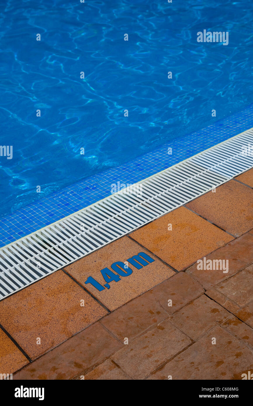 1.40m de profondeur signer au bord d'une piscine Banque D'Images