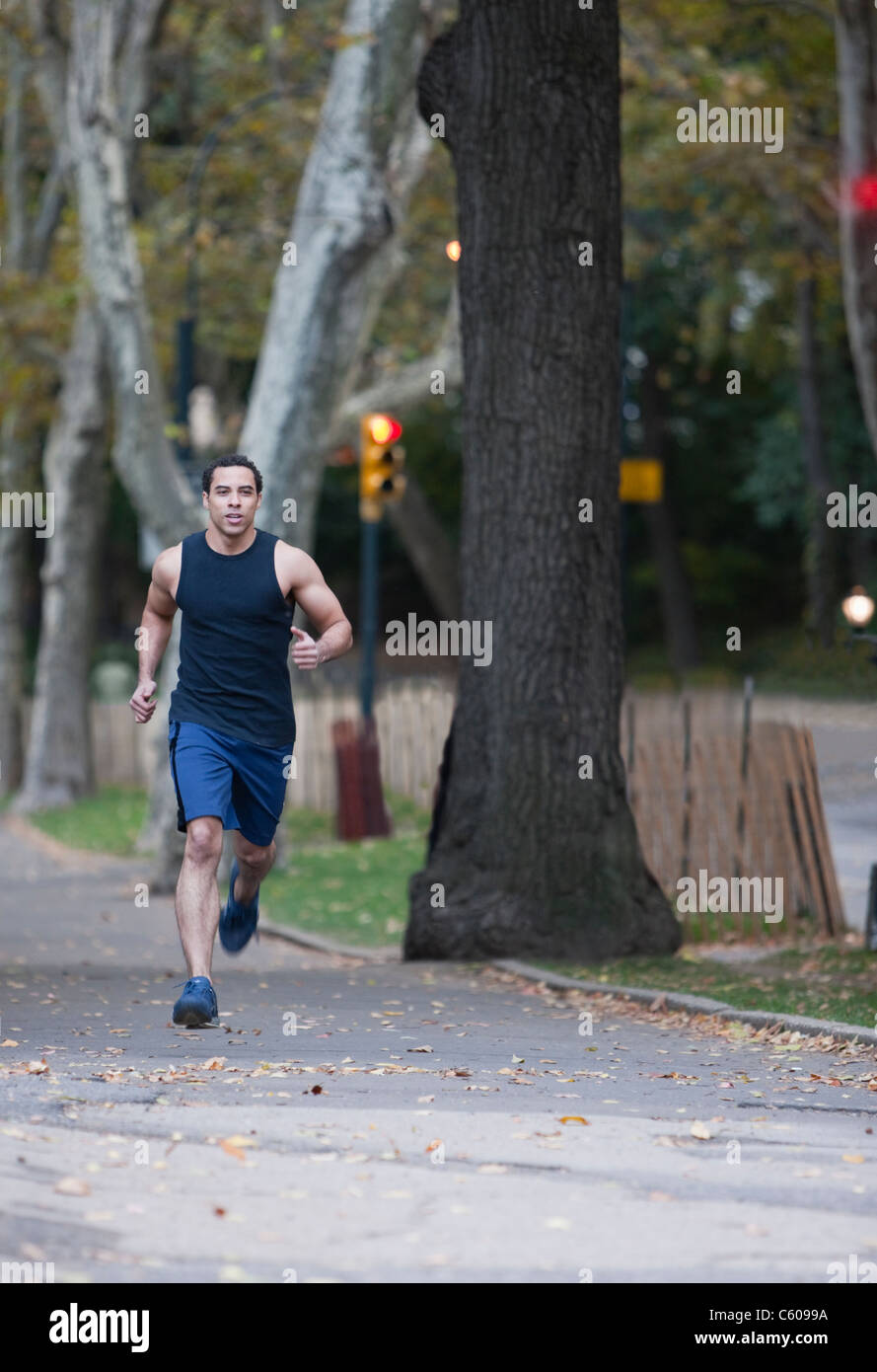 USA, New York, New York City, Young man jogging in park Banque D'Images