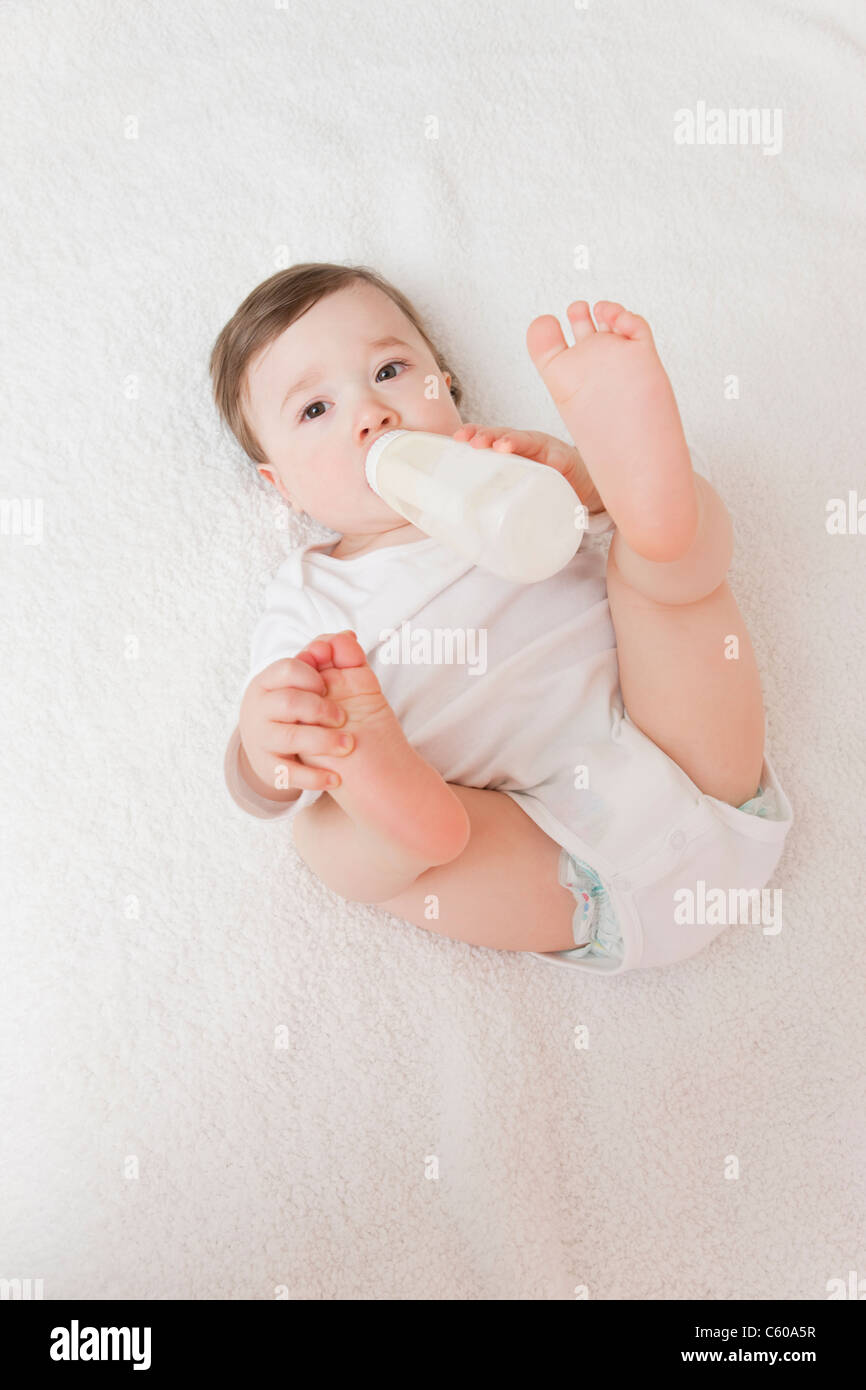 États-unis, Illinois, Metamora, baby boy (12-17 mois) boire du lait en bouteille Banque D'Images