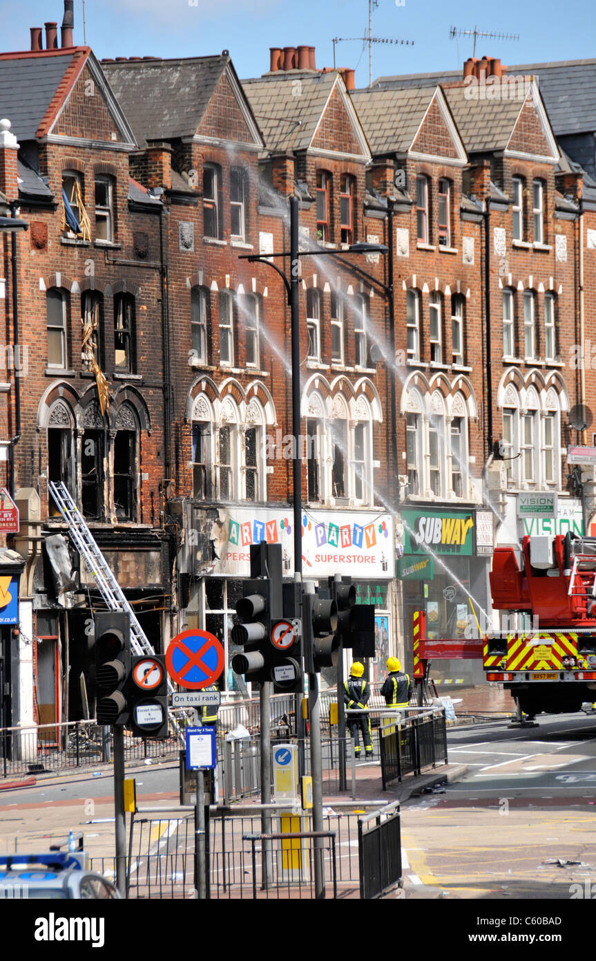 Émeutes de Londres Clapham Junction Burnt Out shop émeutes pillages nettoyage incendie pompiers citoyens Banque D'Images