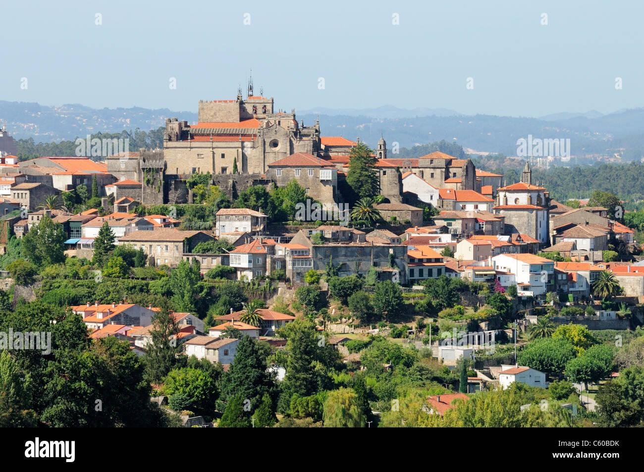 Paysage de Tui, Pontevedra, Galice, Espagne comme vu de Valença do Minho, Portugal. Banque D'Images