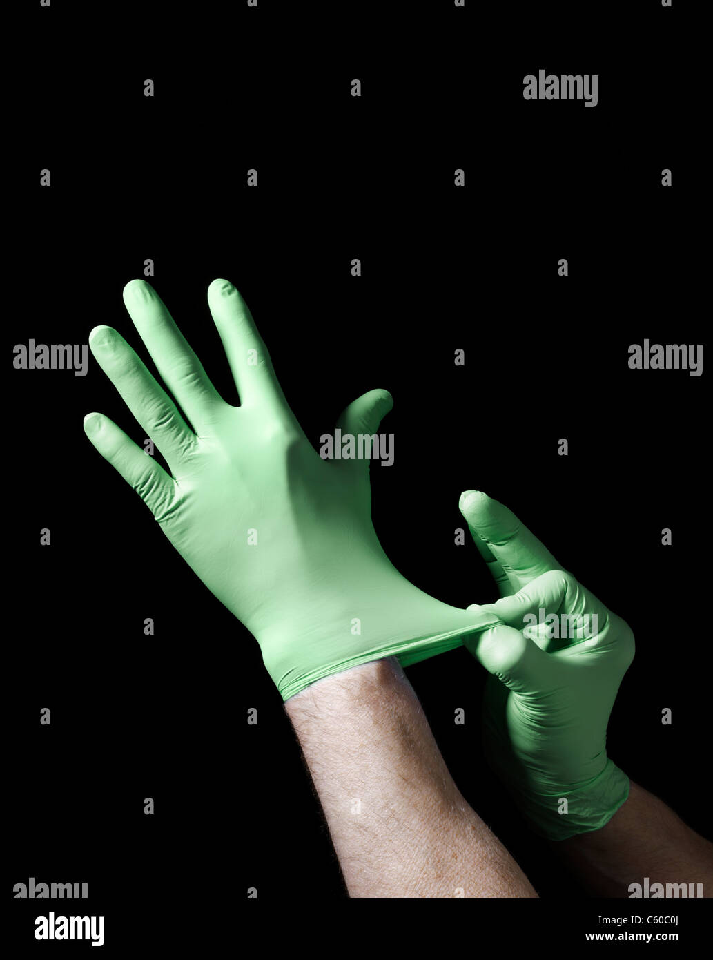 Mettre les mains sur les gants chirurgicaux Banque D'Images