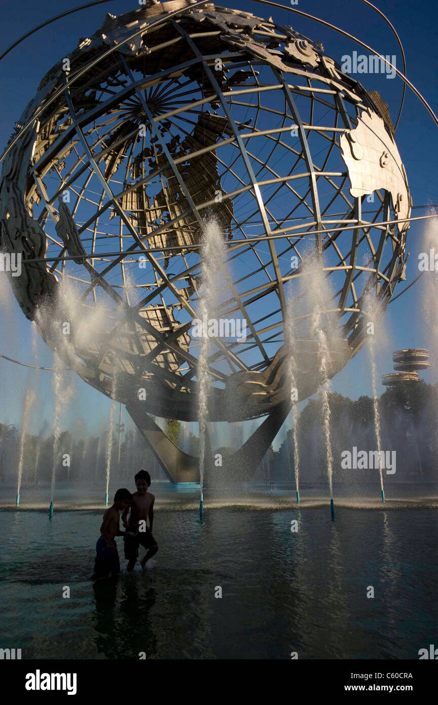 Les enfants jouent et s'ébattre dans l'Unisphere extérieure le 14 septembre 2010, à Flushing Meadows, New York. Banque D'Images