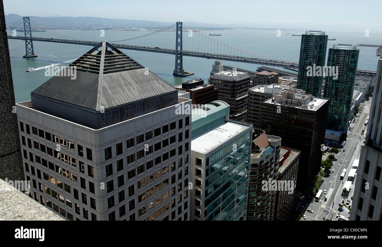 Vue sur San Francisco Oakland Bay Bridge à partir de la 33e étage de la Pacific Gas & Electric building avril 2011, à San Francisco Banque D'Images