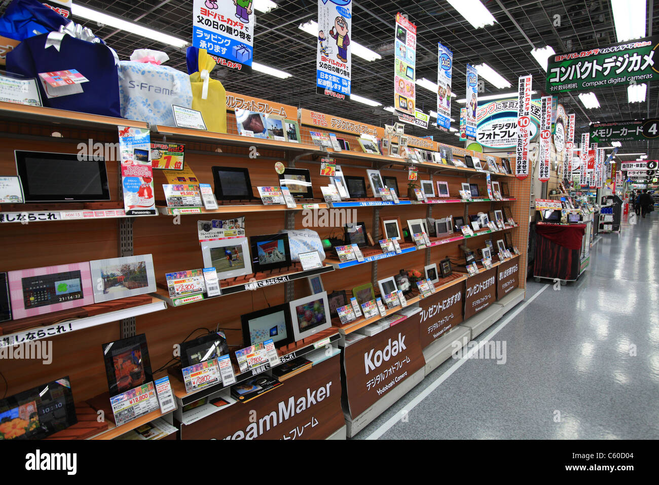 Produits électroniques pour les ventes en magasin Yodobashi Camera à Tokyo Japon 2011 Banque D'Images