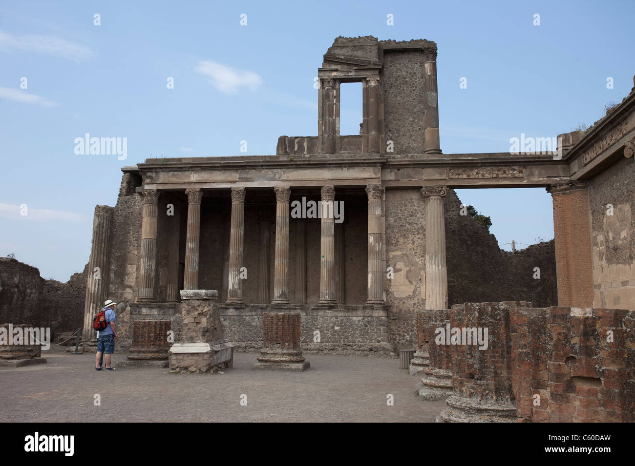 Italie Pompei Ruines De L Antique Ville Apres La Destruction Par L Eruption Du Mont Vesuve Par Deux Ou Trois Colonnes De Ruine Photo Stock Alamy