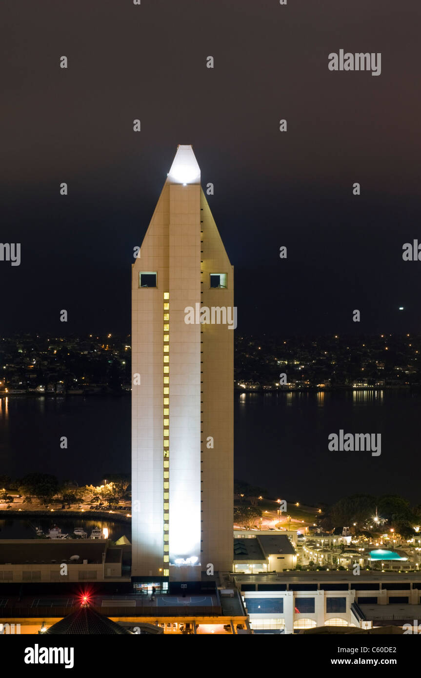 Le Manchester Grand Hyatt Hotel la forme d'une pyramide est vu la nuit dans le centre-ville de San Diego, en Californie. © Craig M. Eisenberg Banque D'Images