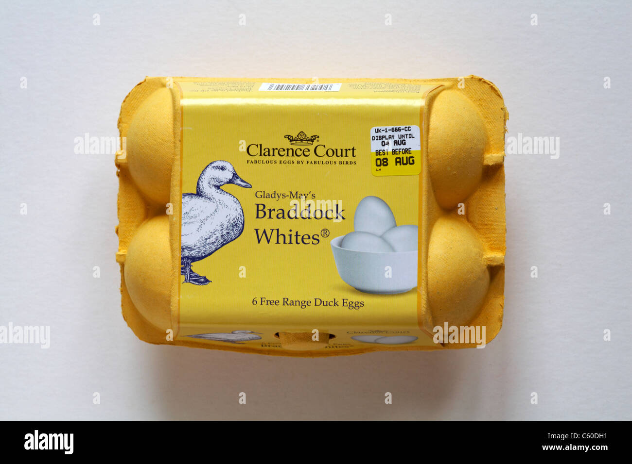 Carton de Clarence Court Gladys-Mays 6 blancs de Braddock free range oeufs de canard isolé sur fond blanc - Boîte d'oeufs alvéole fermée Banque D'Images