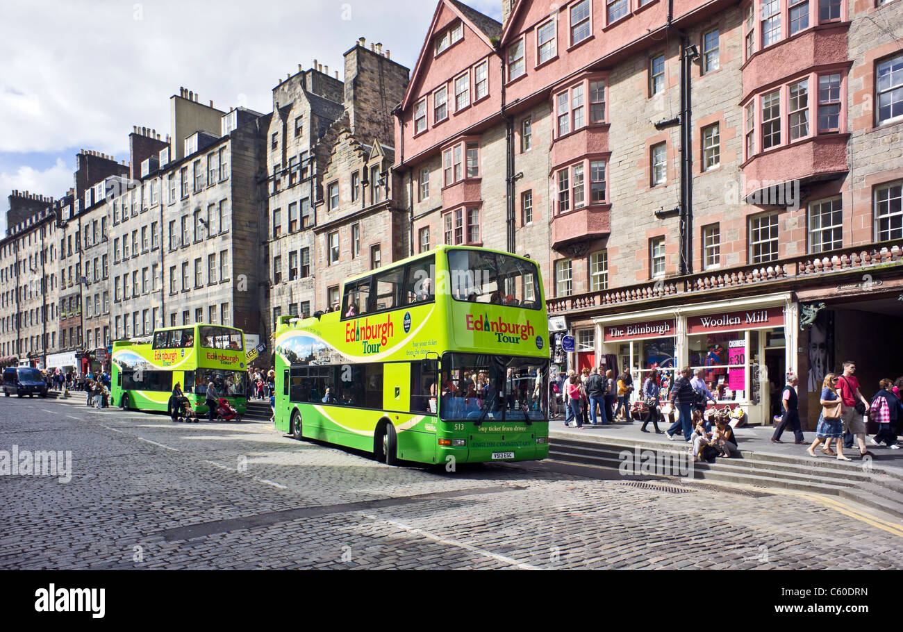 Visite de la ville d'Édimbourg en bus sur les touristes à Lawnmarket sur le Royal Mile à Édimbourg en Écosse Banque D'Images