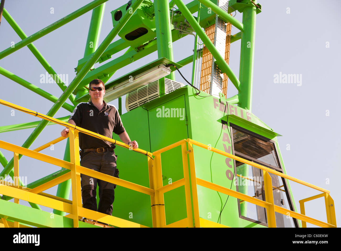 Un opérateur de grue sur une barge à l'aide d'un cric de la construction du  parc éolien offshore Walney, Cumbria, UK Photo Stock - Alamy