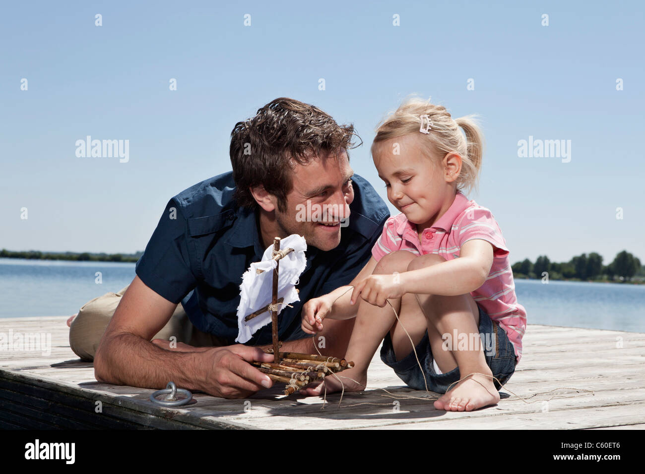 Père et fille jouer sur un quai Banque D'Images