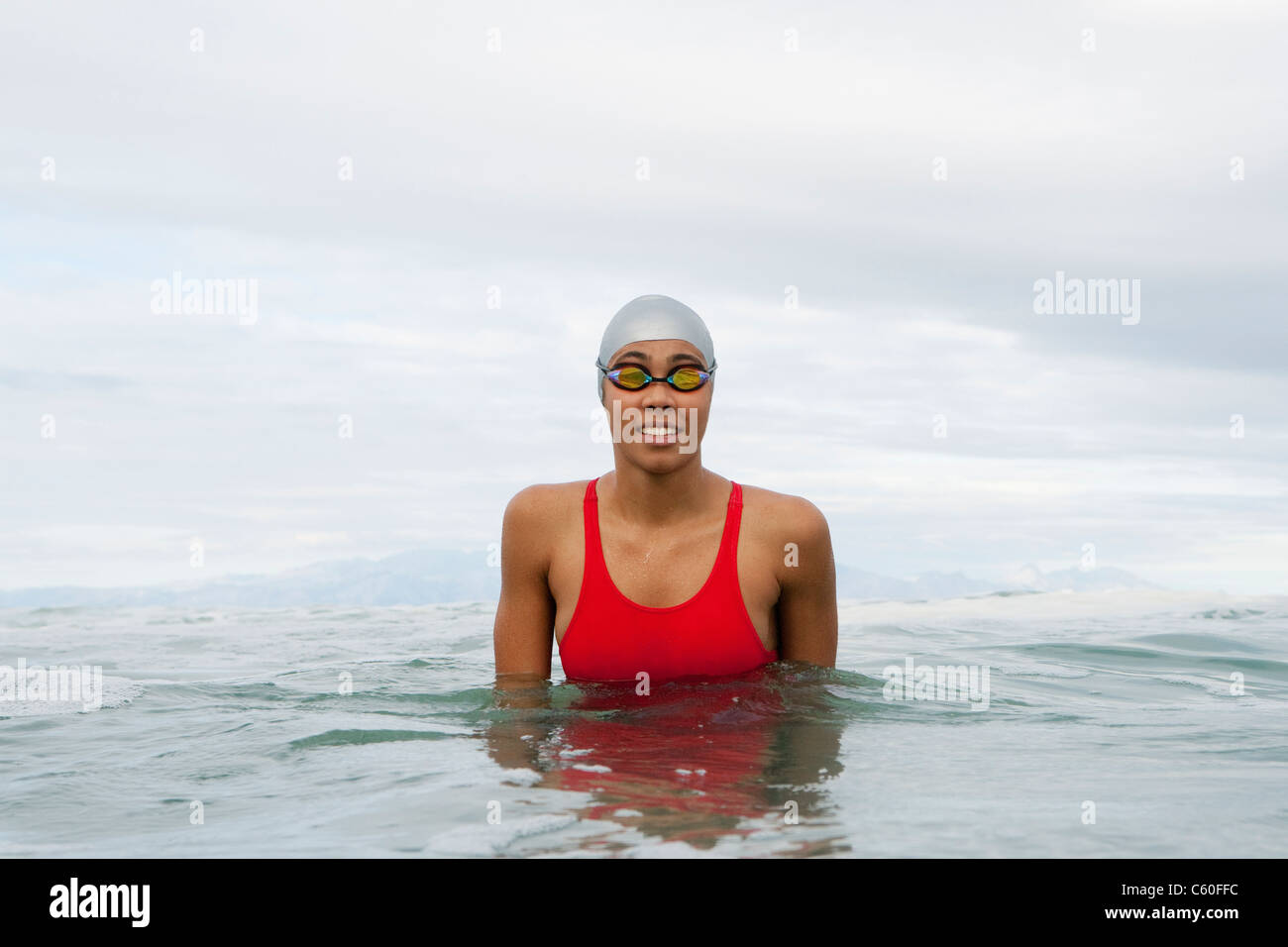 Nageur portant ces lunettes dans l'eau Banque D'Images