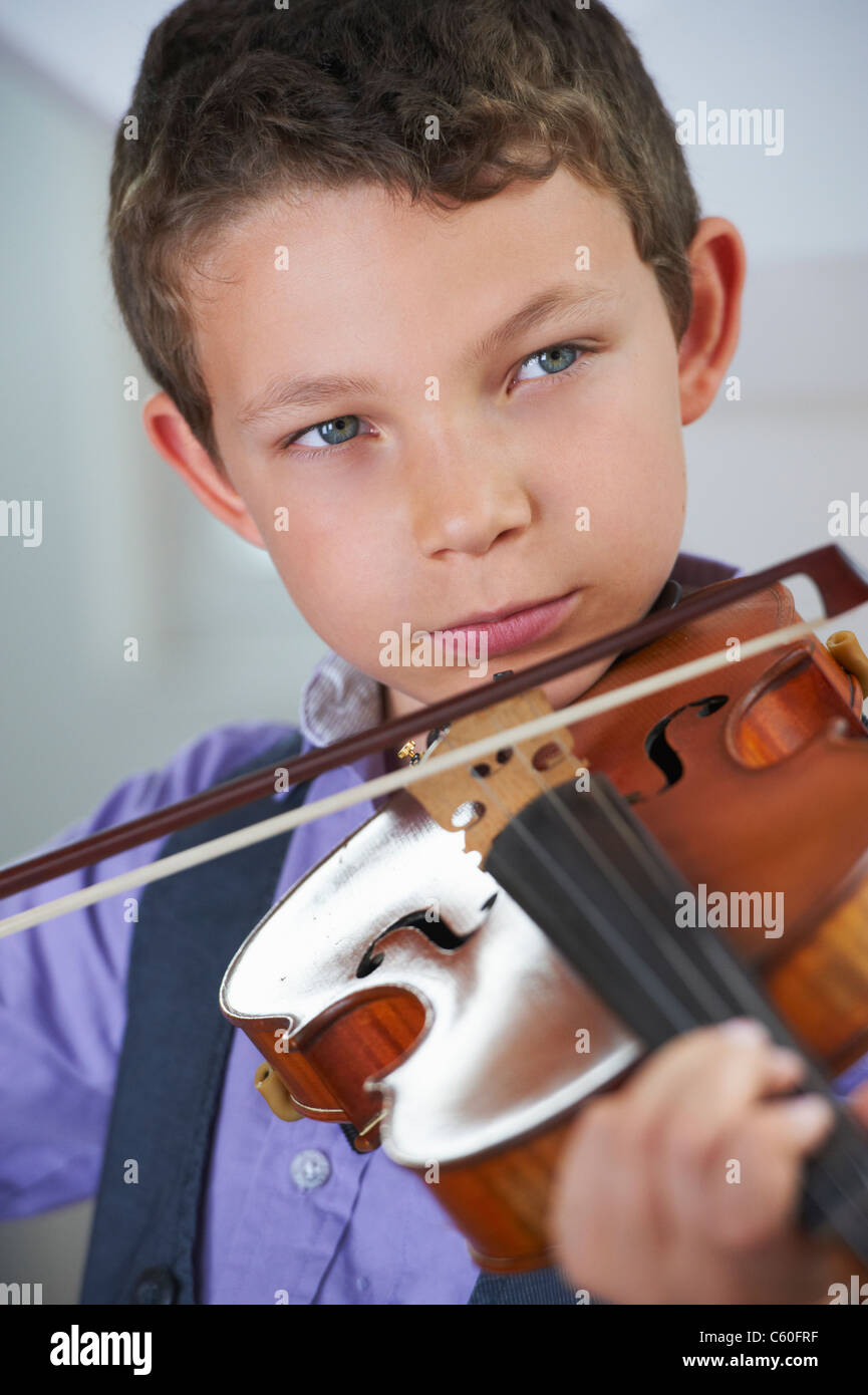 Serious boy playing violin Banque D'Images