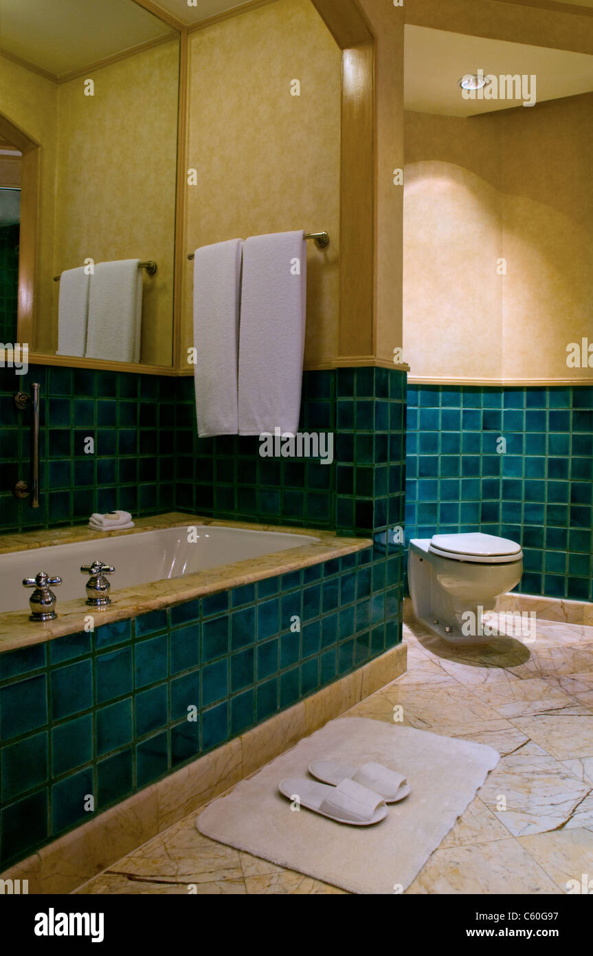 Salle de bains d'un élégant hôtel 5 étoiles hôtel de luxe avec salle de bains  privative Photo Stock - Alamy