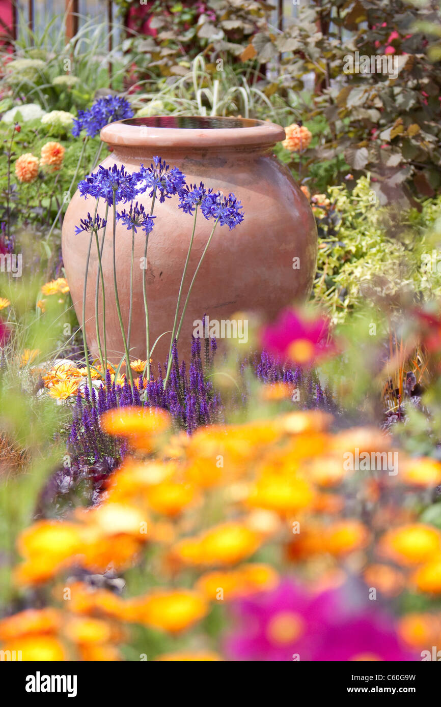 Grand vase de jardin en fonction de l'eau parterre, England, UK Banque D'Images