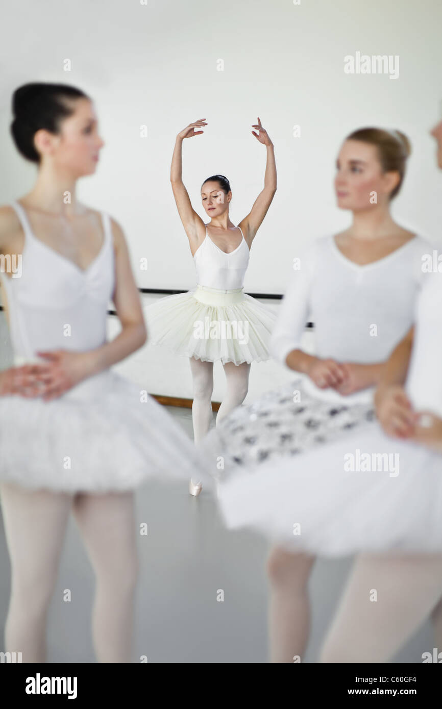 Femme en costume de ballet dancing Banque D'Images