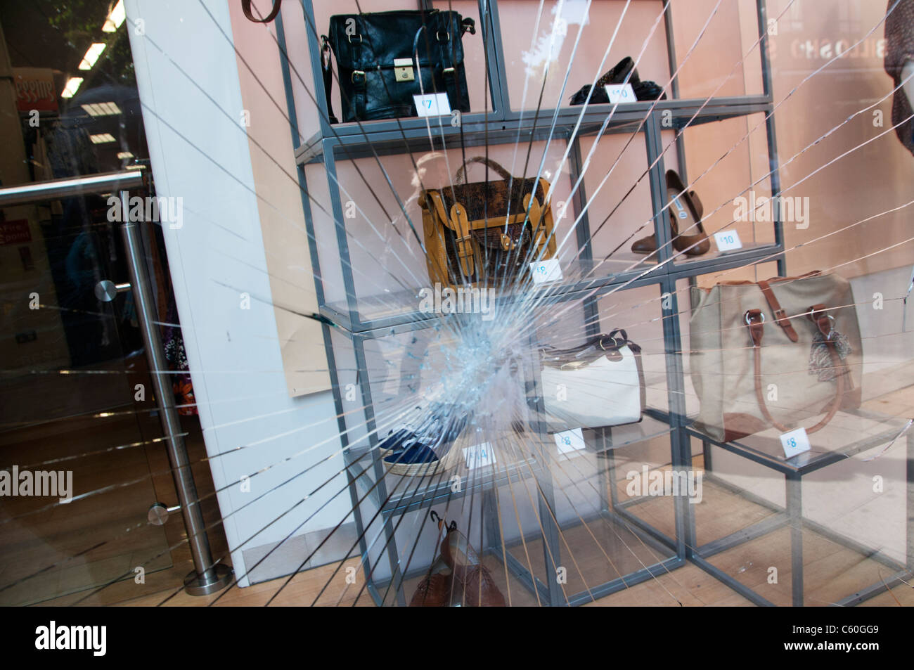 Broken shop window Banque de photographies et d'images à haute résolution -  Alamy