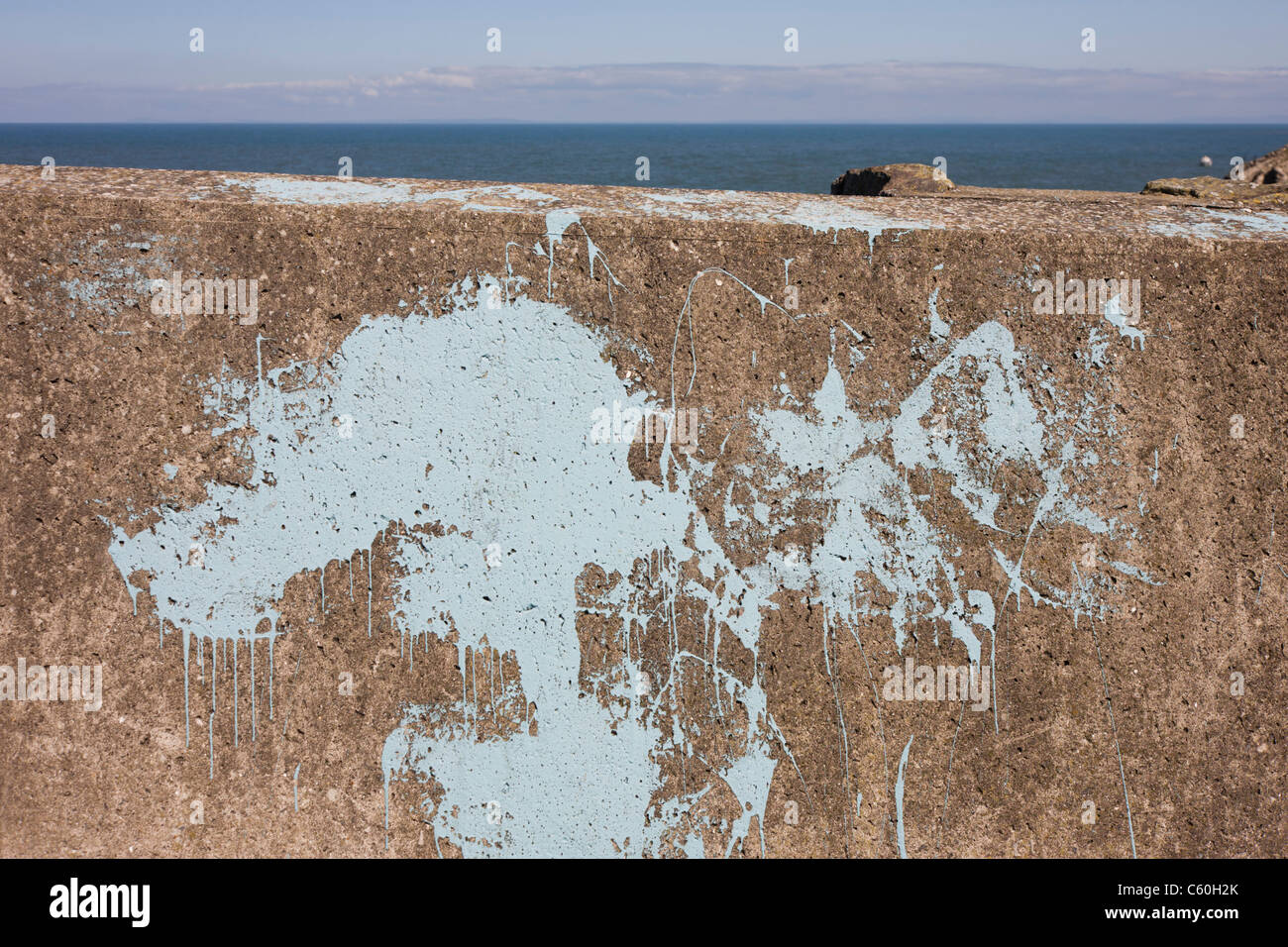 D'éclaboussures de peinture bleu sur la mer de mur dans la ville côtière de North Devon Ilfracombe. Banque D'Images