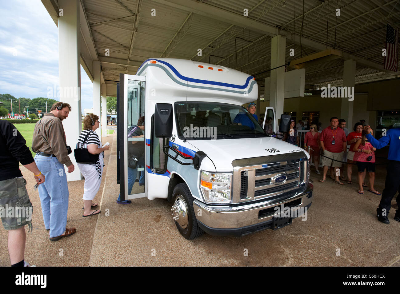 Navette bus tour d'embarquement les touristes à graceland Memphis Tennessee usa Banque D'Images