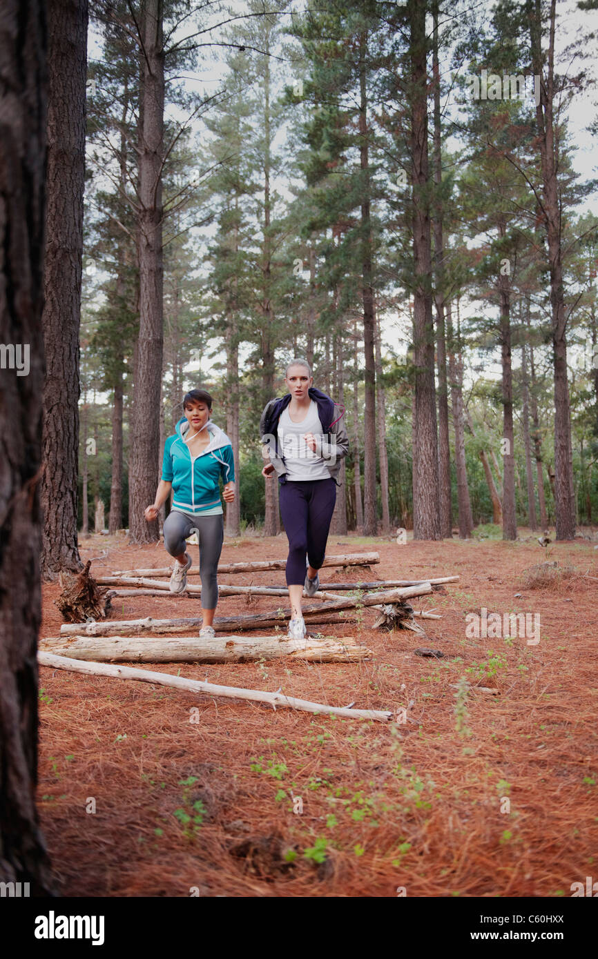 Les femmes en marche en forêt Banque D'Images