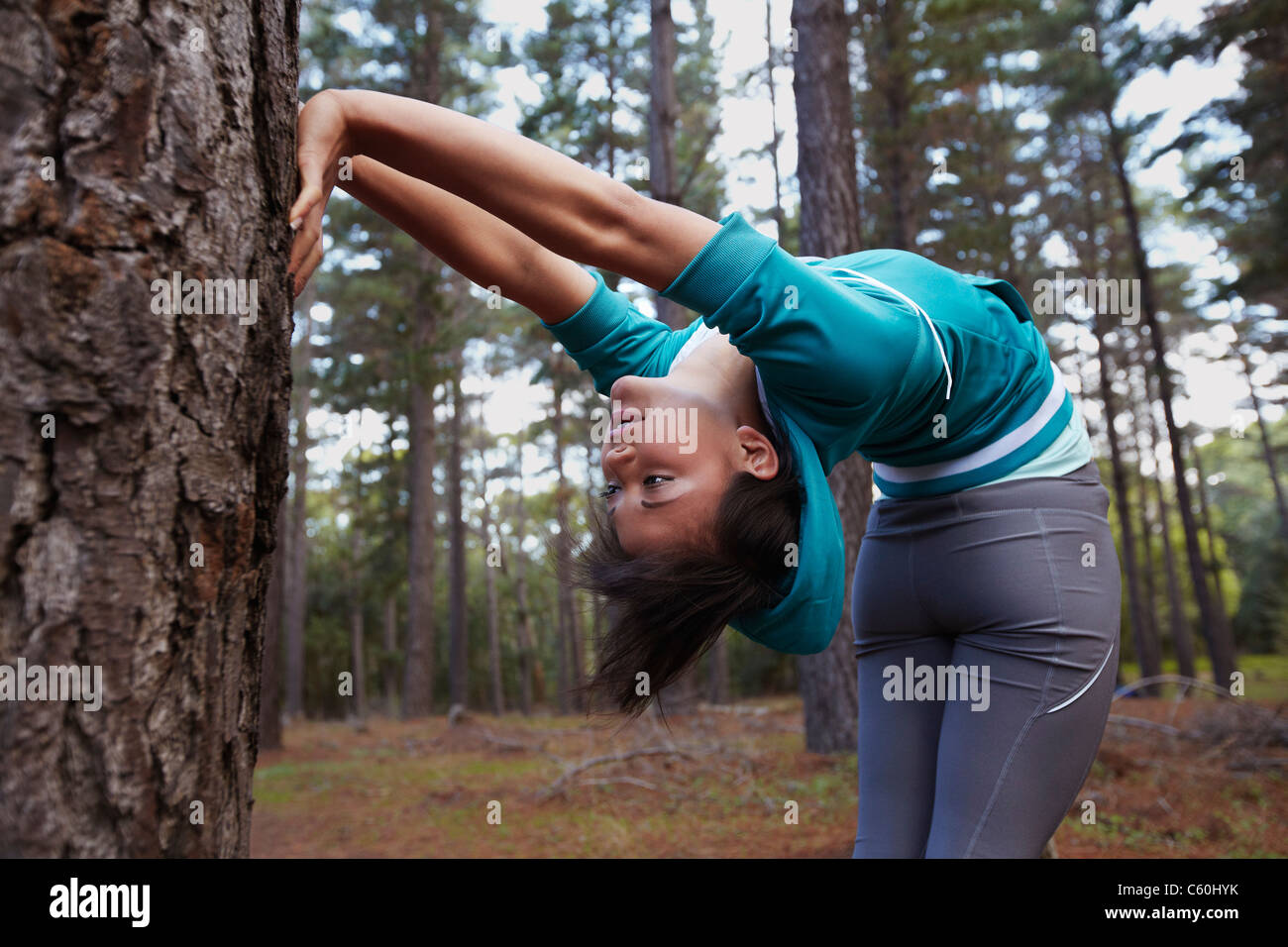 Runner stretching in forest Banque D'Images Runner stretching in forest Banque D'Images