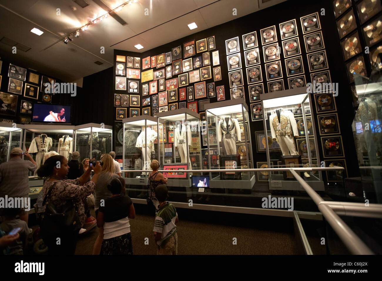 Les touristes visitent le racquetball pleine de souvenirs Graceland Mansion Memphis Tennessee usa Banque D'Images