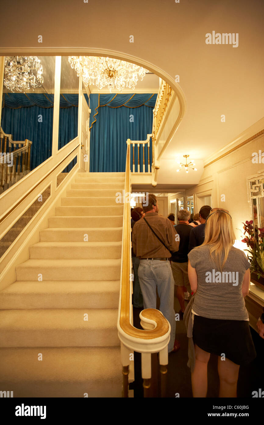Les touristes passent escaliers au deuxième étage dans Graceland Mansion Memphis Tennessee usa Banque D'Images