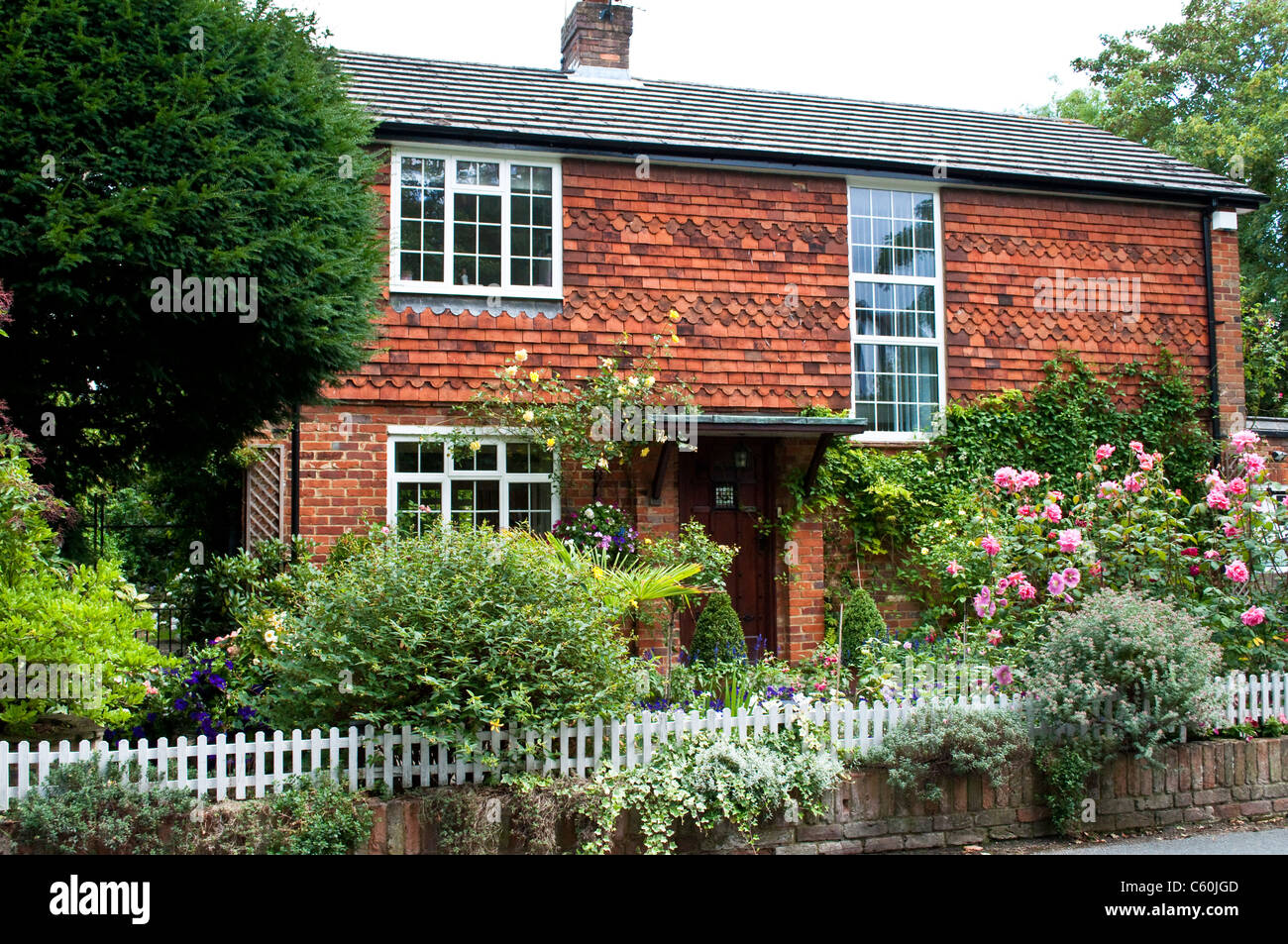 Maison avec façade en briques rouges et jardin de fleurs, Bray, dans le Berkshire, Angleterre, RU Banque D'Images