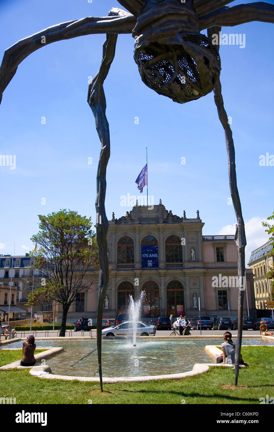 'Maman' sculpture araignée sur l'affichage à la place de Neuve à Genève avec le Conservatoire de musique de Genève vu à travers elle Banque D'Images