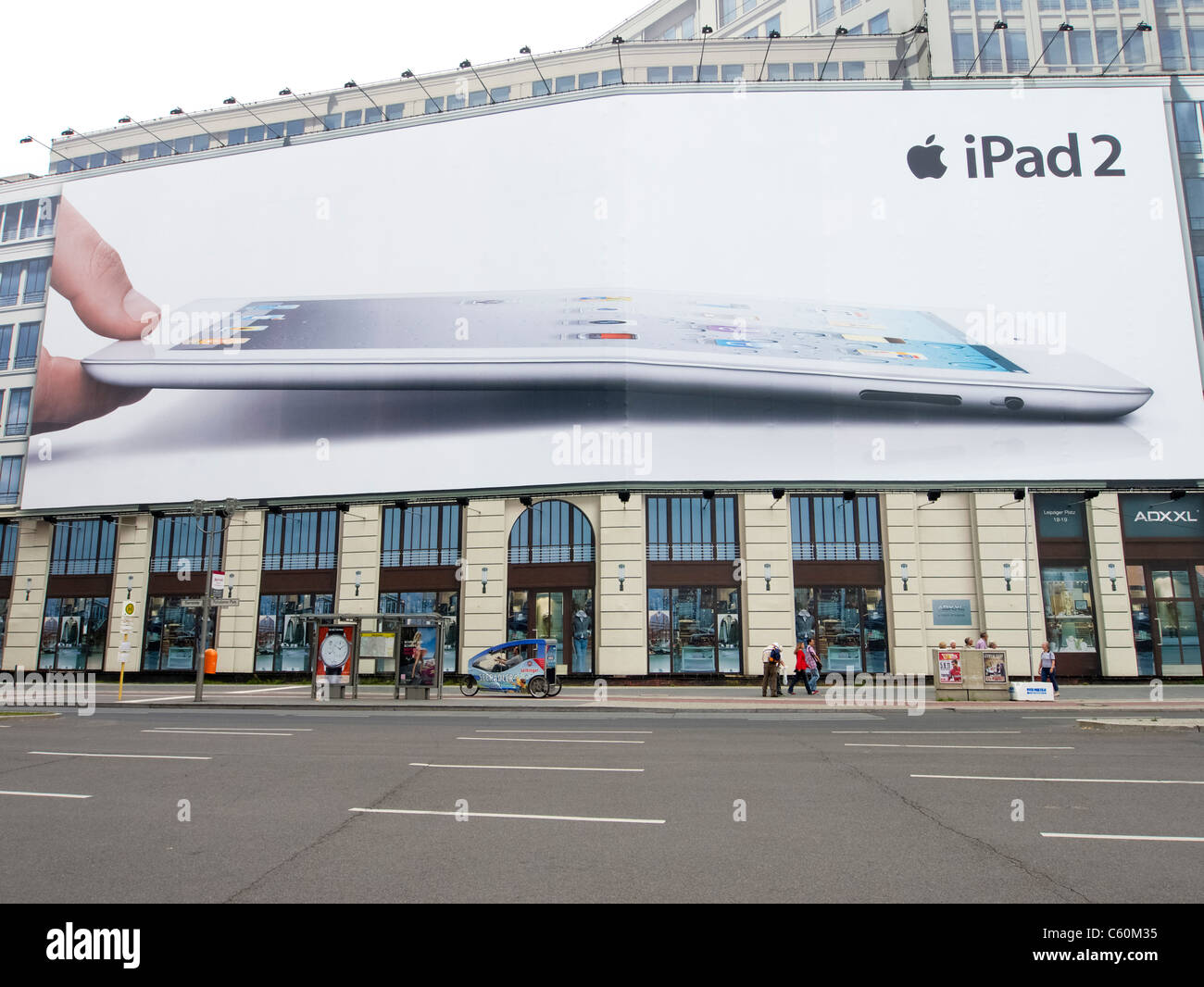 De grands panneaux publicitaires iPad à Berlin Allemagne Banque D'Images