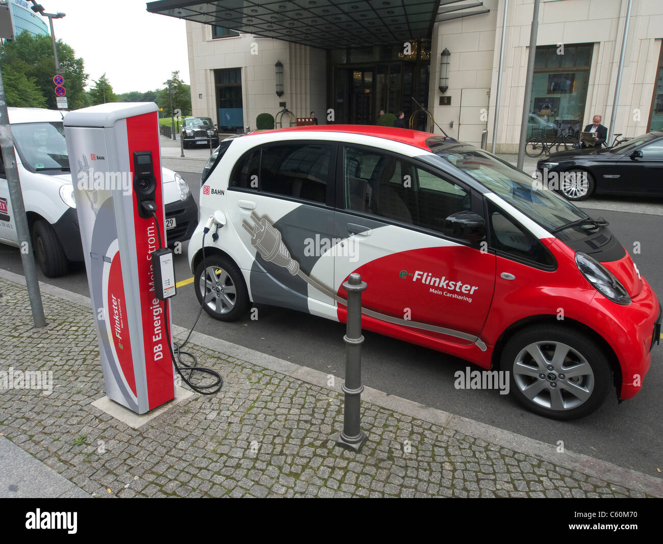 Flinkster DB carsharing voiture électrique d'être rechargé à street à Berlin Allemagne Banque D'Images