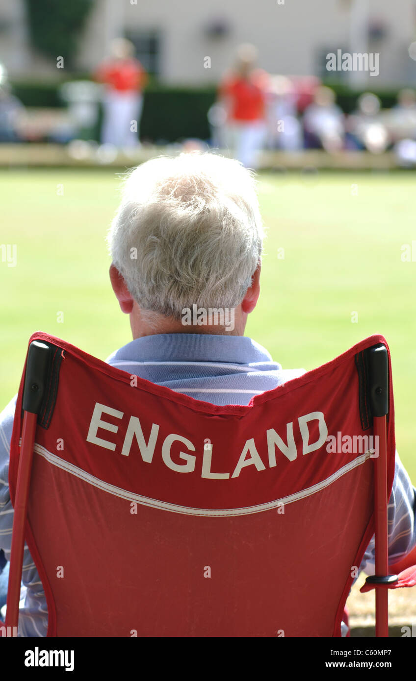 Bols spectateur dans un fauteuil avec l'Angleterre le Banque D'Images