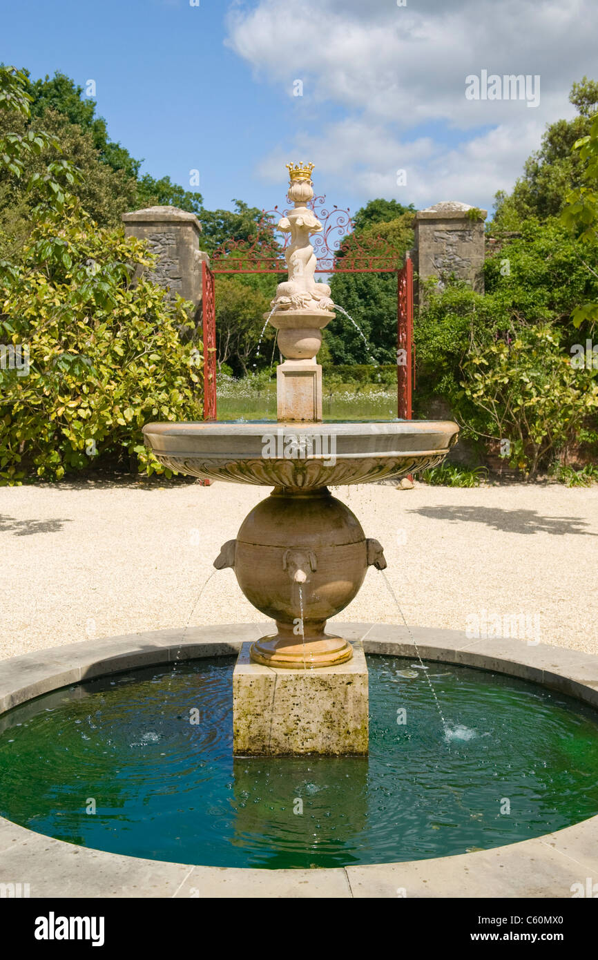 Arundel Castle , West Sussex , moderne re-création de l'Earl Collector's Garden , fontaine d'eau Banque D'Images