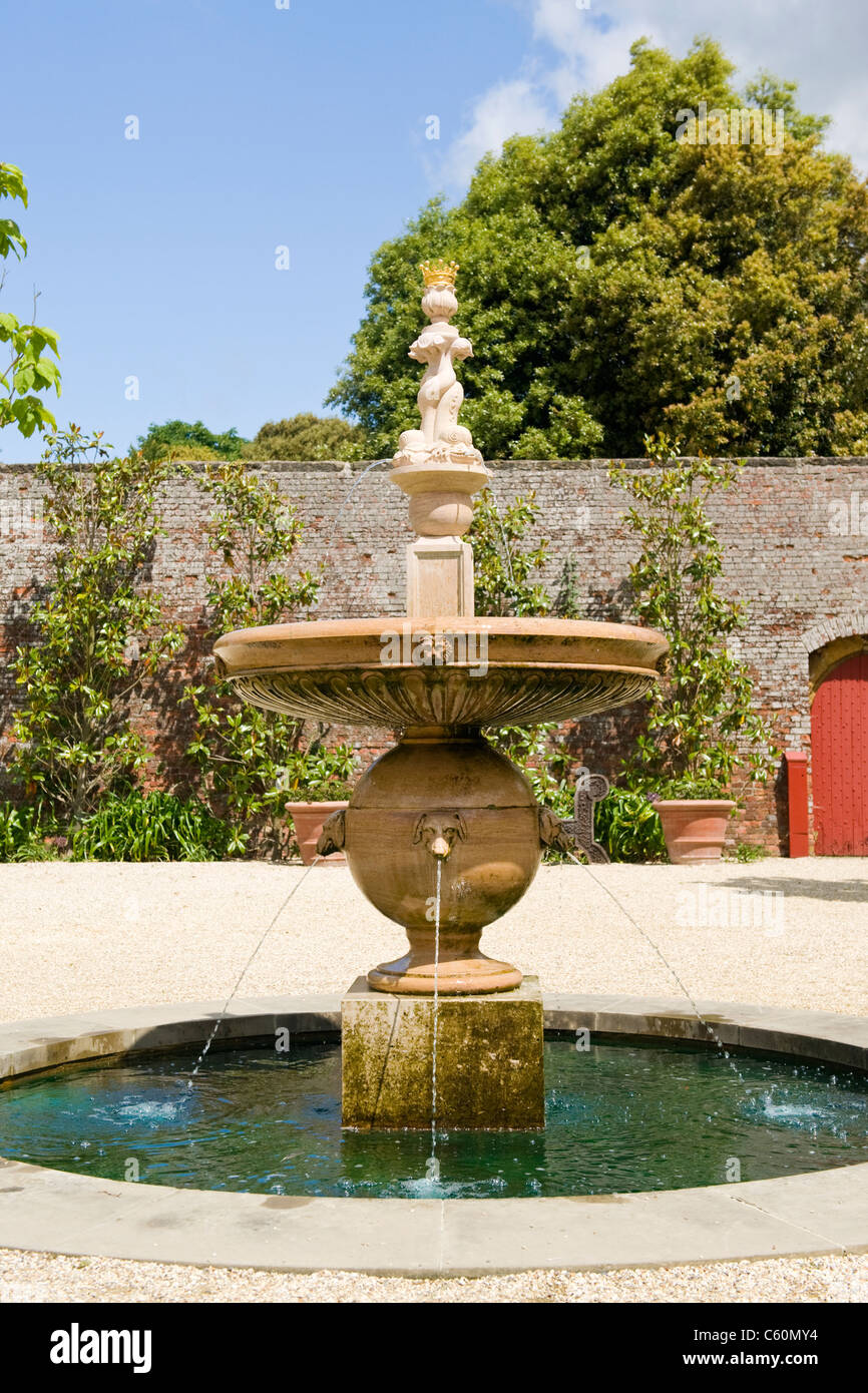 West Sussex Arundel Castle re-création moderne du collectionneur Earl's Garden fontaine eau dotées d'un haut mur de brique rouge porte en bois cloutée Banque D'Images