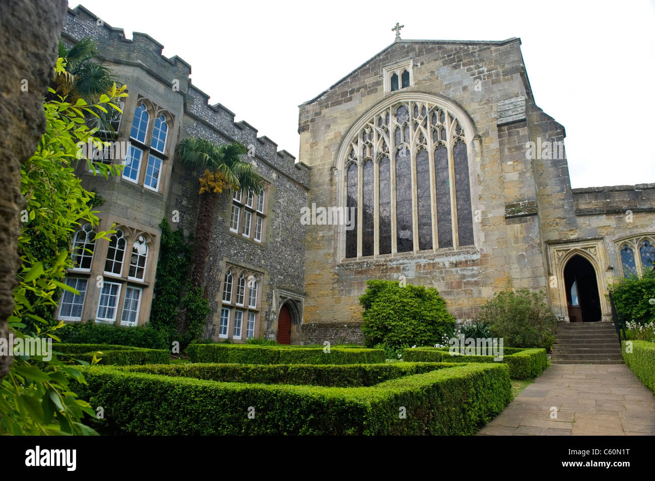 Château d'Arundel West Sussex Fitzalan Chapelle & extérieur façade jardins haies troènes Banque D'Images