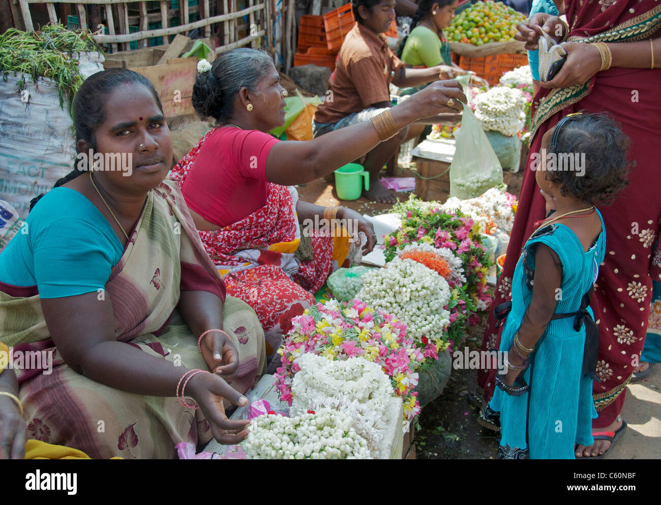 Les vendeurs de fleurs marché de fruits et légumes de Tamil Nadu en Inde du Sud Banque D'Images