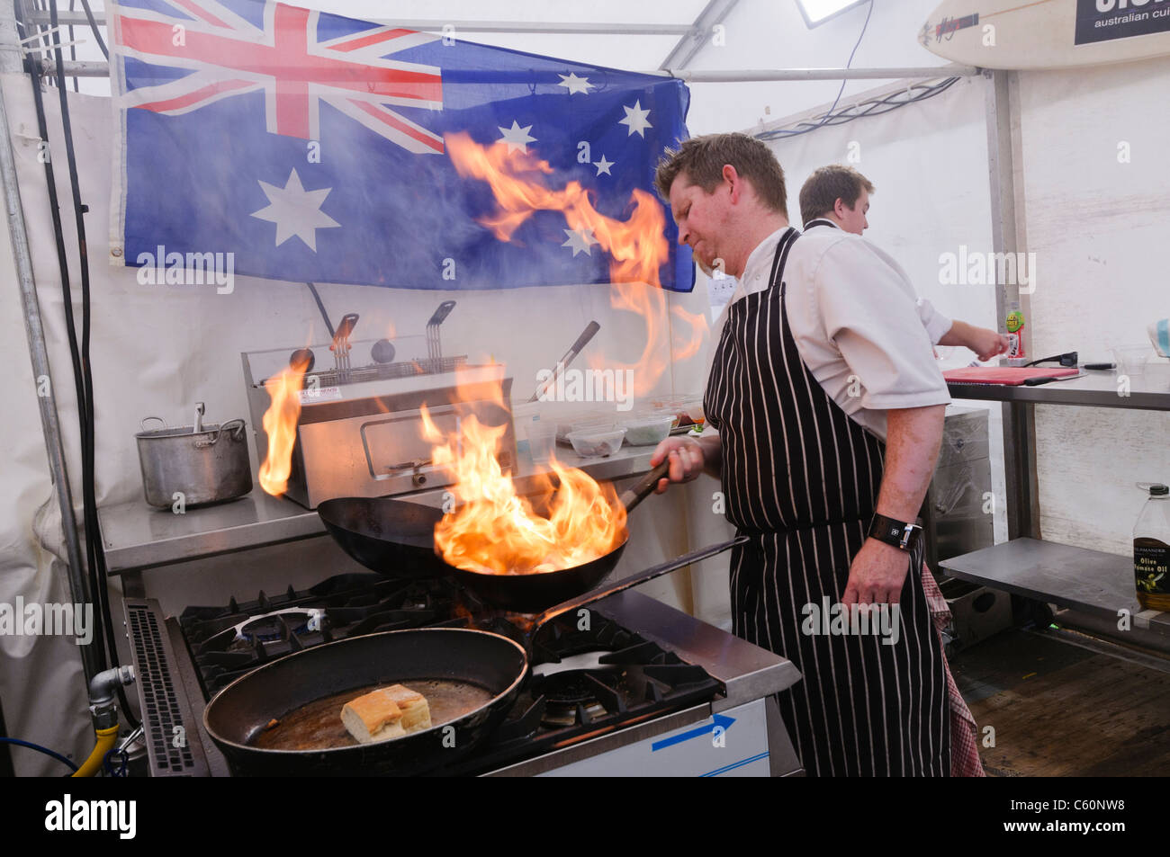 Chef flambéing steaks de kangourou australien Banque D'Images