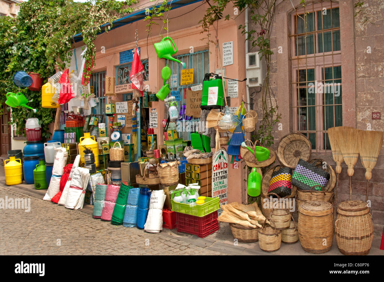 Vieille ville Ayavalik Bazar Marché Turquie turc pesticides insecticides signifie extermination Banque D'Images
