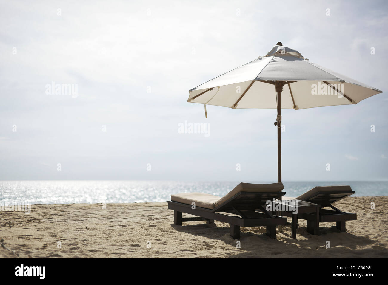 Des chaises de plage. Très faible profondeur de champ. Banque D'Images Des chaises de plage. Très faible profondeur de champ. Banque D'Images
