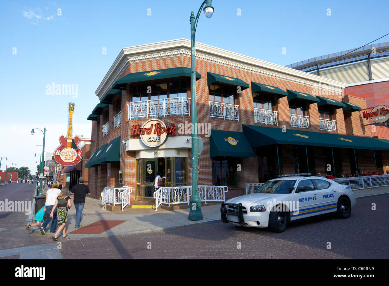 Hard Rock Cafe et memphis police squad car offrant une grande visibilité la présence policière Beale street protéger tennessee united states america usa Banque D'Images