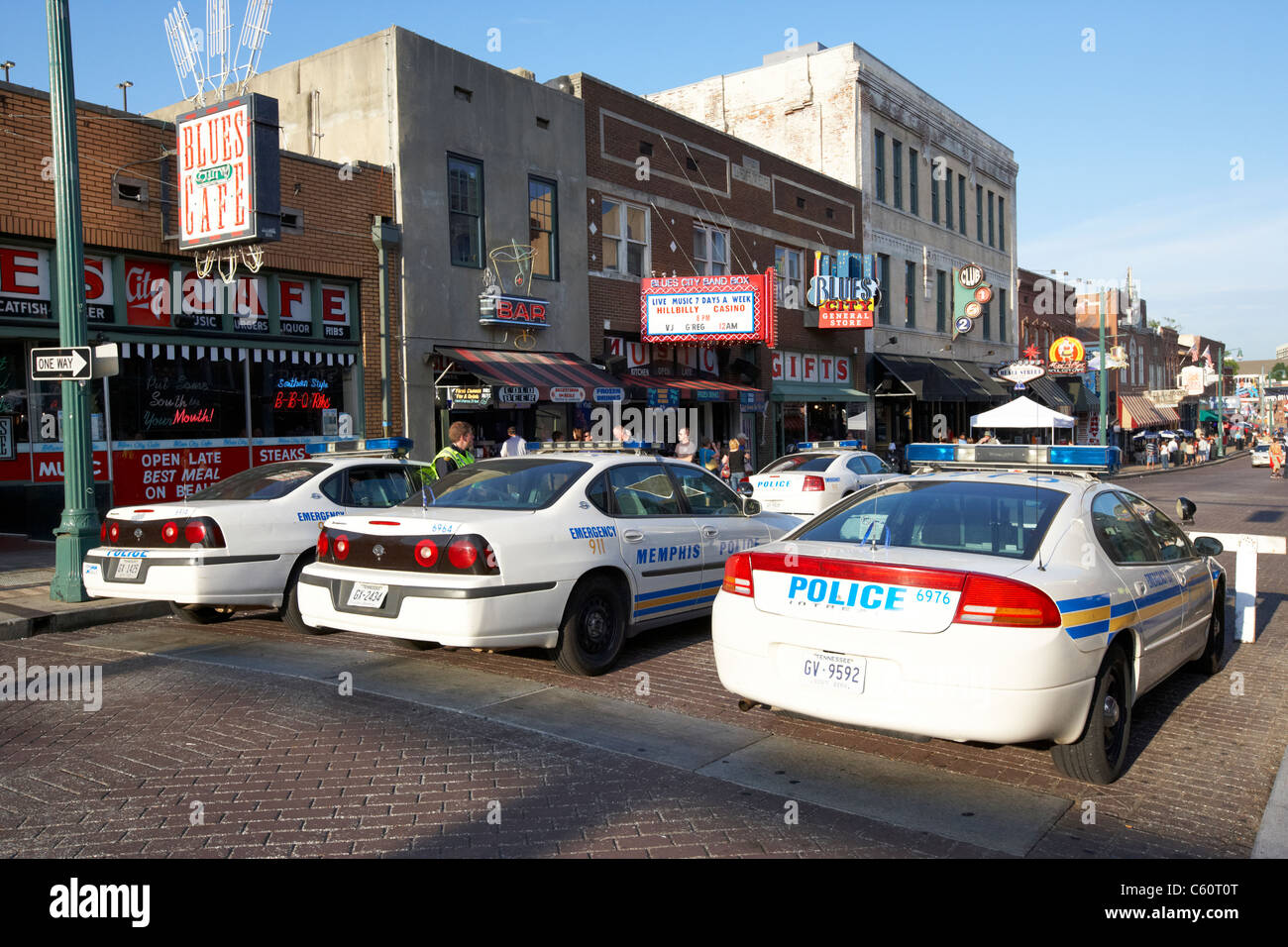 La patrouille de la police de memphis voitures garées à l'entrée de Beale street offrant une protection visible pour les touristes Memphis Tennessee united states america usa Banque D'Images