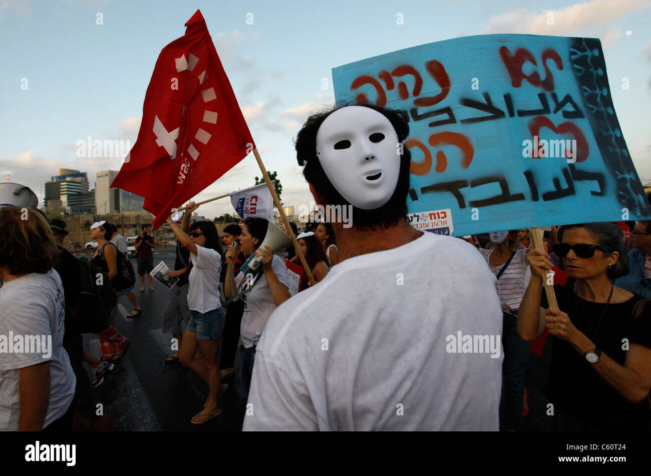 Les militants de l'organisation des travailleurs démocratiques ont défilé pour protester contre l'exploitation des travailleurs sous contrat au centre-ville de Tel Aviv, Israël Banque D'Images