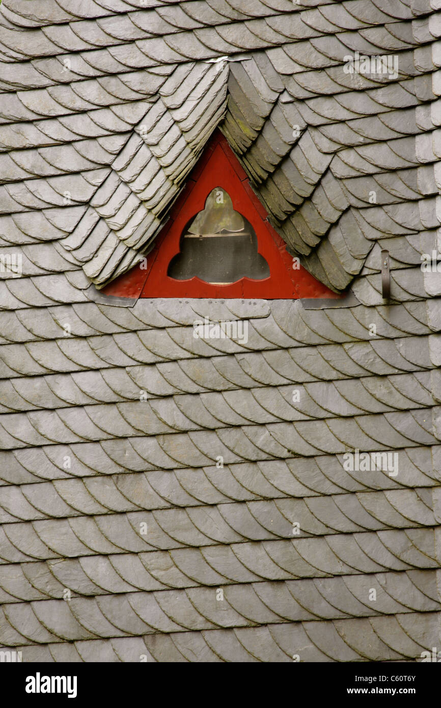 Petite lucarne à toit de tuiles traditionnelles de construction allemande  Photo Stock - Alamy