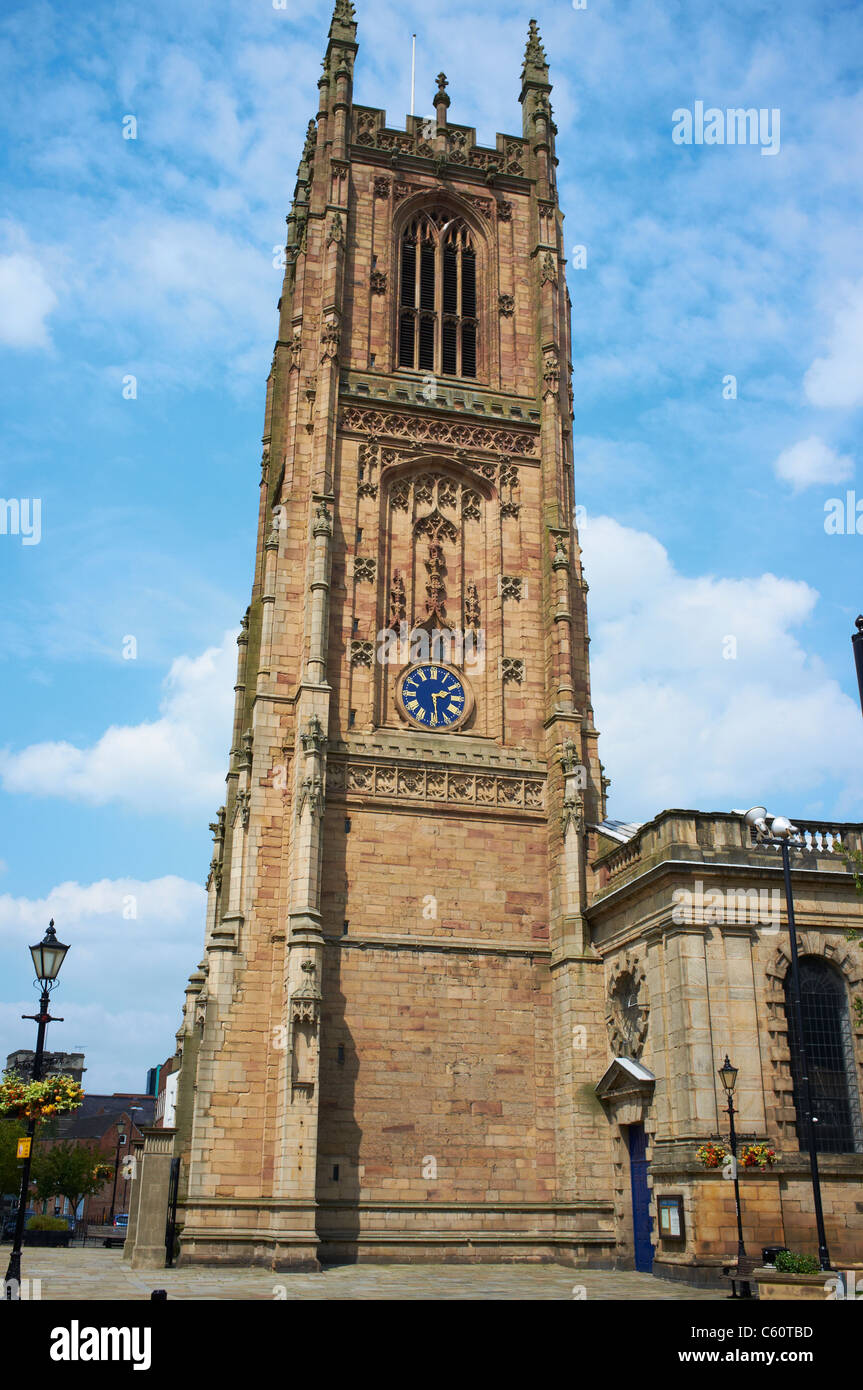 La tour de la cathédrale de Derby à partir de la porte de fer Derby UK Banque D'Images