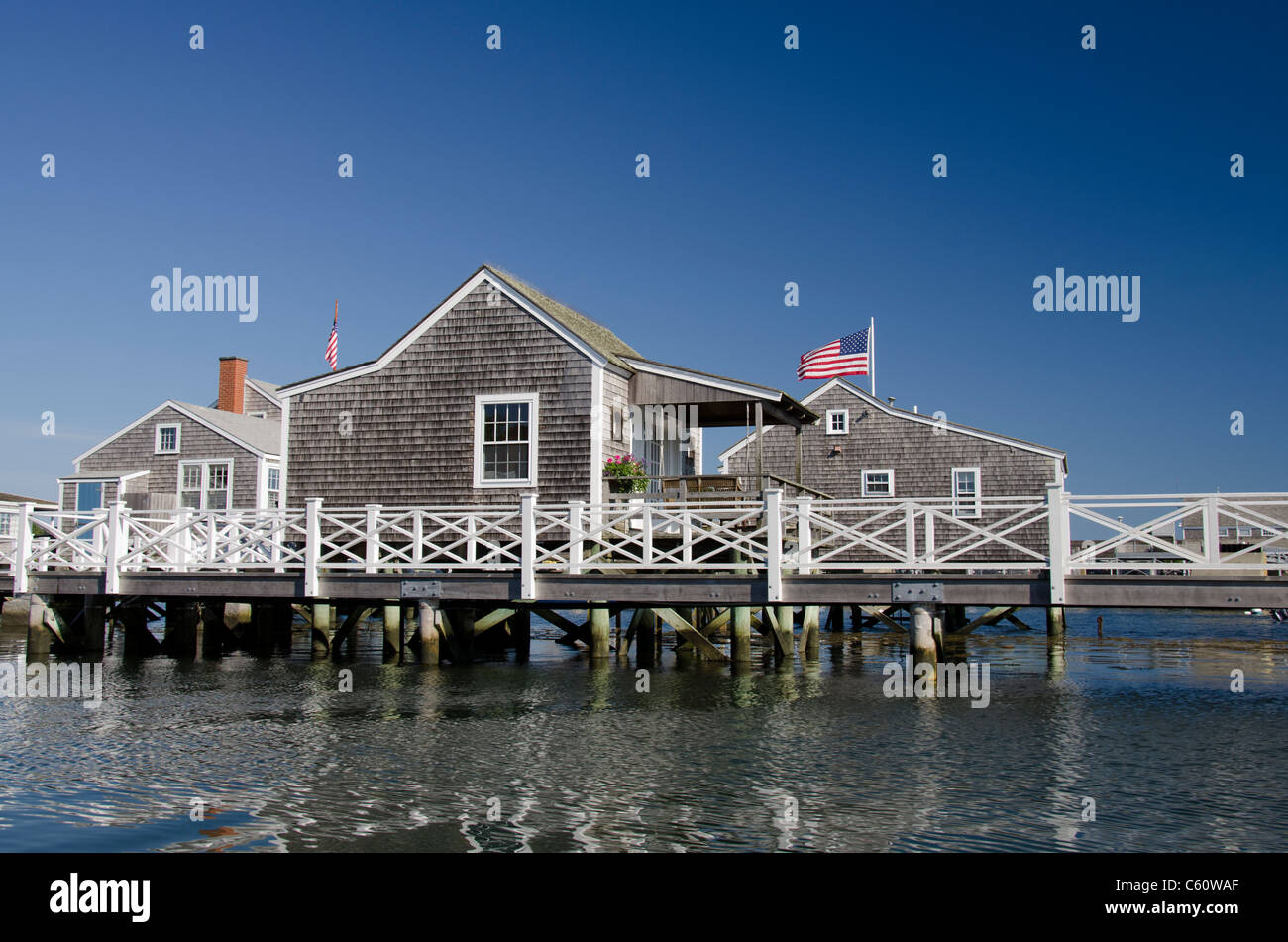 L'île de Nantucket, Massachusetts. Tout droit, le port Quai quai typique des chalets. Banque D'Images