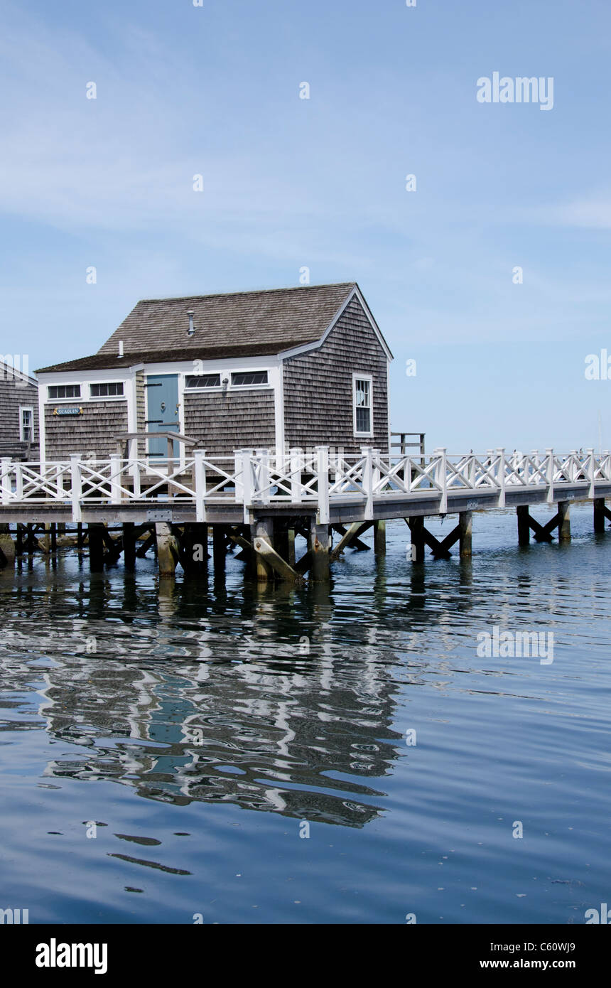 L'île de Nantucket, Massachusetts. Tout droit, le port Quai quai typique des chalets. Banque D'Images