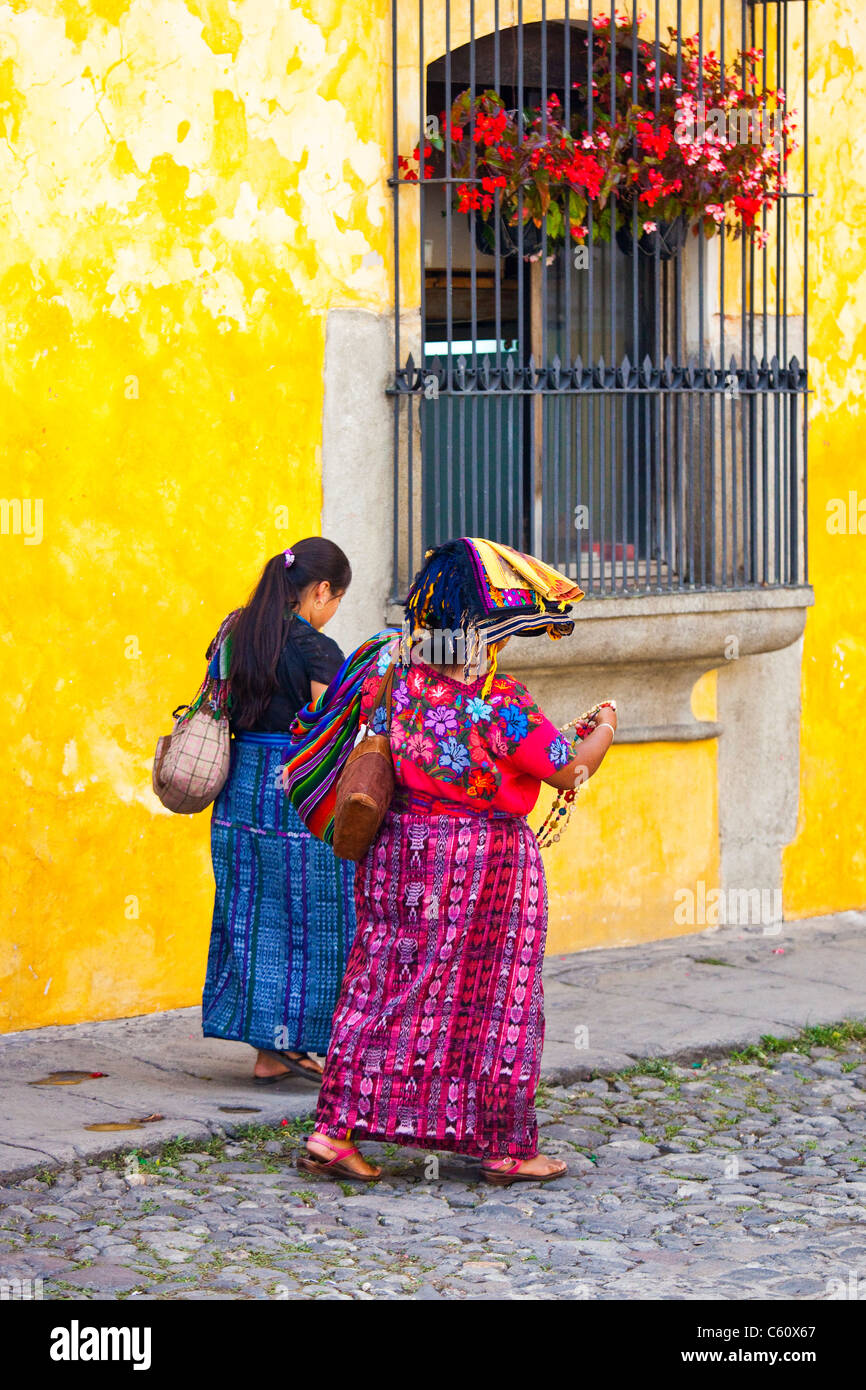 Les femmes indigènes, Antigua, Guatemala Banque D'Images