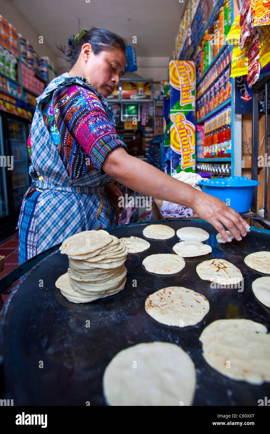 Femme autochtone la friture des tortillas, Antigua, Guatemala Banque D'Images